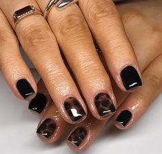 Short Gel Winter Nails, Natural Looking Acrylic Nails Square, Dark Shirt Nails, Short Nails Ideas Fall Winter, Short Square Acrylic Nails One Color, Moody Winter Nails, Short Gel Nails Dark, Black Nails Asthetics, Short Square Nail Designs Trending Now