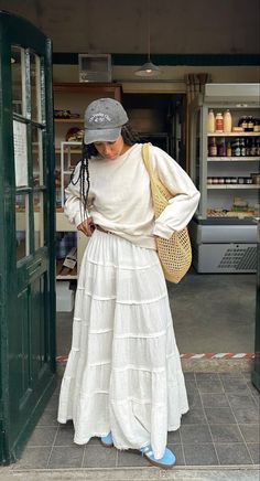 Flowy Skirt Outfit, White Maxi Skirt Outfit, White Skirt Outfits, Maxi Skirt Outfit, Skirt Outfit Summer, White Maxi Skirt, White Long Skirt, Long Skirt Outfits, White Maxi Skirts