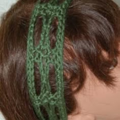 a woman's head wearing a green crochet headband on top of a mannequin