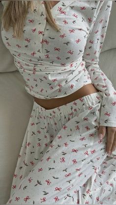 Morning glow 🤍🎀 Coquette Pilates, Pyjamas Winter, Cozy Coquette, Basters, Pajamas Aesthetic, Cute Sleepwear, Pilates Princess