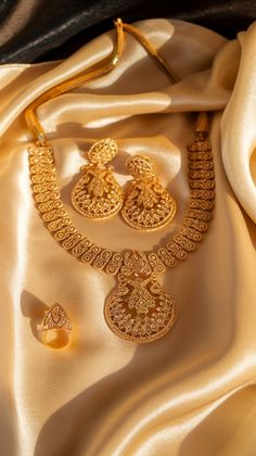 Elevate your outfit with these stunning gold necklaces. Find the perfect one for any occasion! #GoldJewelry #LuxuryNecklaces #JewelryStyle Elegant Gold Necklace, Elevate Your Outfit, Gold Necklaces, Watch Gifts