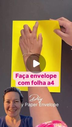 a woman holding up a yellow piece of paper with the words faca envelope com foha 4