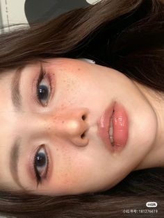 Makeup Looks For Freckled Skin, Muted Makeup Looks, Fall Douyin Makeup, Hair For Soft Autumn, K Beauty Makeup Looks, Brown Douyin Makeup, Soft Autumn Makeup Looks, Innocent Makeup Look