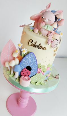 there is a cake that has animals on it