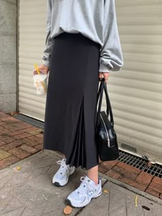 Minimal Tops For Women, Skirt Combinations, Dress Modern, Everyday Fashion Outfits, Outfit Trends, Fashion Attire, 가을 패션, Outfits Fashion