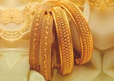 Jewellery Beads, Gold Bangles Indian, Gold Bangles For Women, Gold Bangle Set, Gold Chain Design, Bracelets Design, The Bangles, Bangles Jewelry Designs, Gold Bangles Design