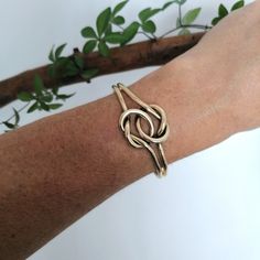 "This simple and stunning Love Knot bracelet was handmade in Mexico. Handcrafted to the highest quality from 3 mm solid brass wire. Declare your eternal love and friendship in style! The love knot symbolises the unbreakable bond and eternal connection between lovers. The bracelet is 7\" inches in circumference and is adjustable (by squeezing gently) down to 6\" and up to 8\" If you've got any questions don't hesitate to ask me. This bracelet comes gift wrapped in an organza bag. I dispatch order Love Knot Bracelet, Gold Knot Bracelet, Eternity Bracelet, Brass Cuff, Mexican Jewelry, Bracelet Friendship, Bracelet Love, Knot Bracelet, Love And Friendship