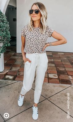 Outfits With Sneakers Women, Modern Mom Outfits, Work Outfits With Sneakers, Pantalon Mom, Mom Outfits Summer, Outfits Summer Casual, Outfits With Sneakers, Teenage Outfits, Pastel Outfit