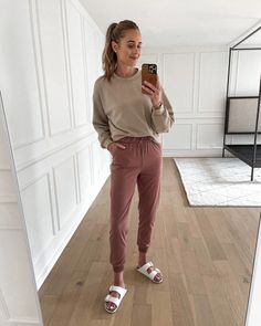 Joggers With Birkenstocks, Yoga Joggers Outfit, Ready To Rulu Jogger Outfit, Lululemon Teacher Outfit, Lululemon Office Outfit, Lululemon Looks, Joggers And Tshirt Outfit Women, Joggers And Birkenstocks Outfit, Jogger Workout Outfit