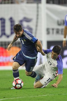 #COPA2016 Lionel Messi of Argentina fights for the ball with Cristian Pulisic of United States during the Semifinal match between United States and Argentina... America Pictures, Leonel Messi, Messi Argentina, Christian Pulisic, Sport Player, Soccer Stars