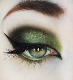 witch makeup | Smoky Witch Eye Makeup - Fresh Meadows Nail Witch Eyes, Green Eyeshadow, Glamorous Makeup, Winged Eyeliner, Costume Makeup, Eye Make, Love Makeup, Beautiful Makeup