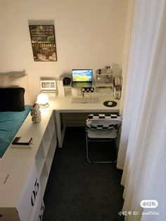 Small Bedroom With King Bed And Desk, Minimalist Room Ideas Small Spaces Bedroom, Small Room Ideas Desk, Rearranging Room Ideas, Small Room Layout With Desk, Room Layout Bedroom With Desk, Desk Bedroom Layout, Small Bedroom Ideas With Closet, 10 By 10 Bedroom Ideas