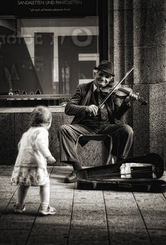 ZsaZsa Bellagio. Street musician performs while a child dances.  Black and white photograph. #photography Fotografi Vintage, Foto Art, Lets Dance, Black White Photos, 영감을 주는 캐릭터, 인물 사진