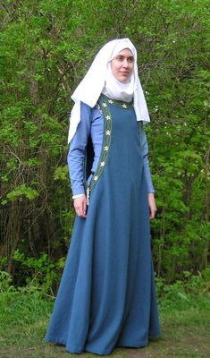 14th Century Clothing, Medieval Dress Pattern, Medieval Outfit, Medieval Woman, Century Dress