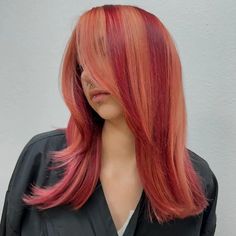 Discover a hairstyle that echoes the beauty of a sunset, where fiery red melts into soft pink. This sleek cut with subtle layers and side-swept bangs adds dimension while contouring your face. Ideal for a bold yet sophisticated look. Click for more inspirations and follow us on Pinterest! ** Photo Credit: Instagram @mysticalooks Y2k Hair Color Highlights, Y2k Hair Color, Highlights Purple, Y2k Hair