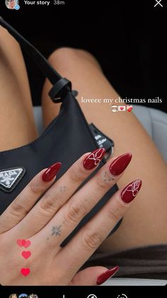 Nails Bow Christmas, Red Nails Pink Bow, Nail Art Oval Shape, Red And Pink Bow Nails, Red Nails W Design, Red Nails With Pink Bow, Mail Inspo Christmas, Maroon Bow Nails, Almond Nails Bow Design