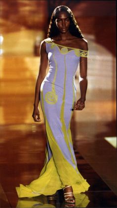 Iconic Runway Looks, Iconic Runway, Versace 90s, Fashion 1990s, Best Boots, Versace Runway, 90s Fashion Women, Versace Fashion, 20th Century Fashion