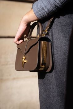 Avec sa coupe élégante, son cuir naturel et son fermoir iconique, le sac Diane rend hommage à la déesse chasseresse. Tout comme elle, il célèbre la féminité à la fois puissante et naturelle. Porté au bras ou sur l’épaule grâce à sa bandoulière, il donne à la femme qui le possède une allure pleine de noblesse.Dimensions: L: 20cm X H: 15cm X P: 8cm (7.8 x 5.9 x 3.1 inches)Fabriqué en France Elegant Handbags, Not Worth It, Vegetable Leather, Fashion Must Haves, Iconic Bags, Original Jewelry, Leather Bags Handmade, Essential Bag, Leather Pieces