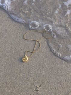 Jewelry Shoot Beach, Island Jewelry Aesthetic, Golden Shell Necklace, Jewelry At The Beach, Necklaces With Charms, Cool Jewelry Necklaces, Gold Spiral Jewelry For The Beach, Jewelry Gold Aesthetic, Seashell Necklace Aesthetic