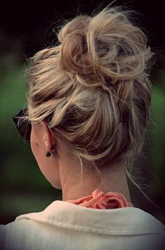 Messy Top Knot Bun Hairstyle Tutorial Chignon, Smink Inspiration, Messy Bun Hairstyles, Doll Tutorial, Olivia Palermo, Gigi Hadid