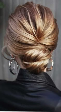 Classic Wedding Hair Styles, Low Chignon Bun Wedding, Classic Modern Bride, Low Bun Updos For Wedding, Elegant Hairstyles Medium Hair, Sophisticated Bridal Hair, Bride Low Bun Hairstyles, Bridal Low Updo, Elegant Low Bun Wedding