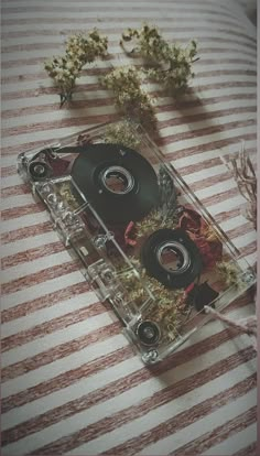 Cassette vintage Vintage Aesthic Photos, Cassette Tape Crafts Diy, Vintage Cassette Aesthetic, Gifts To Make For Girlfriend, Casette Aesthetic, Cassettes Aesthetic, Music Decor Diy, Cassette Crafts, Painted Cassette Tapes