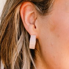 fb-feed Chic Pink Small Hoop Earrings, White Feminine Everyday Earrings, Feminine White Everyday Earrings, Everyday Feminine Drop Earrings, Feminine Everyday Drop Earrings, Trendy Beige Drop Earrings, Adjustable Cream Drop Earrings, Beige Drop Earrings As A Gift, Beige Drop Earrings For Gift