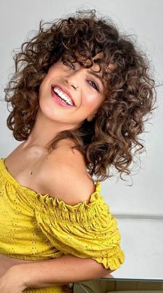 Shoulder Length Bob Curly Hair, Shoulder Length Curly Hair Styles, Shoulder Length Curly Hair Cuts, Hair Cuts Styles, Curly Hair Taper, 3a Curls, Medium Curly Haircuts, Shoulder Length Hair With Bangs, Shoulder Length Curly Hair