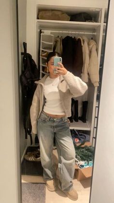 Fall Fashion School, Outfit Inspo Back To School 2024, Fall Outfits Women School, Outfit With Ugg’s, Fall Outfits 2024 Jeans, Ugg Jeans Outfit, Uggs Jeans Outfit, Ugg’s Outfit, Uggs Style Outfit