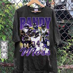 Introducing our Randy Moss Collection – a tribute to the legendary American football player! The Randy Moss T-Shirt and Hoodie are designed with utmost precision, showcasing Moss’s iconic jersey number and signature. Made from premium quality fabric, these unisex shirts offer unrivaled comfort and durability. With a retro American football theme, these shirts exude timeless style. The Randy Moss T-Shirt and Hoodie are perfect for game days, casual outings, or even just lounging at ho Justin Jefferson, Football American, Lamar Jackson, Nfl Shirts, Shirt Football, Graphic Style, Football Tees, Sports Tees, Vintage Sports