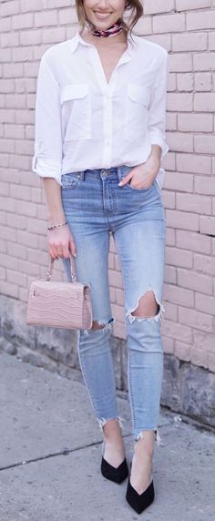 ELEVATE YOUR BASIC CASUAL OUTFIT: NECK TIE AND KITTEN HEELS. Easiest way to make a simple outfit stand out and look chic. White button down shirt tucked in skinny light wash raw hem jeans. Black kitten heels from Zara and pink floral neck scarf. Low messy ponytail. #fashion #hair #outfit #spring #springfashion #skinnyjeans #kittenheels #ponytail #blog #blogger Marie's Bazaar Low Messy Ponytail, Messy Ponytail, Black Kitten Heels, Lace Up Top, Shirt Tucked In, Fashion Friday, Black Kitten, Womens Fashion Inspiration