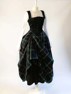 Scottish Costume in Black Velvet & MacKenzie Tartan Skirt - Atelier Serraspina 16th Century Dress, Scottish Costume, Black Velvet Corset, Mackenzie Tartan, Scottish Dress, Tartan Clothing, 18th Century Dress, Velvet Corset, Black Watch Tartan