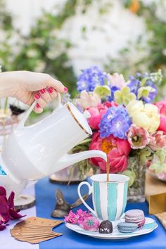 Take a cue from Alice and go down the rabbit hole to experience this darling Alice in Wonderland Tea Party submitted by Eden Passante of Sugar and Charm out of Los Angeles, CA! Tea Party Decorations Diy, Party Decorations Diy, Tea Party Ideas, Entertaining Tablescapes