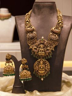 Bridal Antique Jewellery Sets, Bridal Gold Long Haram Designs, Nakshi Jewellery Antiques, Middle Haram Gold Designs Latest, Antique Pendants Gold Indian, Wedding Jewellery Collection For Bride, Temple Jewelry Necklace Antique Gold, Gold Sets Jewelry Indian Design, Long Haram Gold Jewellery Designs