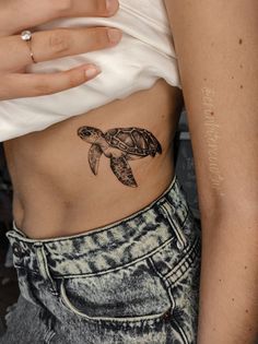 Tatuagem
Tartaruga Small Animal Tattoo Ideas, Small Animal Tattoo, Small Turtle Tattoo, Small Tattoo Ideas For Men, Tortoise Tattoo, Crocodile Tattoo, Starfish Tattoo