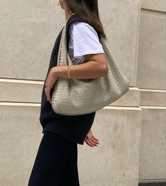 Bottega Bag Outfit, Bottega Veneta Bag Outfit, Hobo Bag Outfit, Bottega Veneta Hobo Bag, Model Icon, French Luxury Brands, Dream Bag, Dream Bags