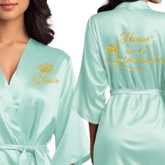 Personalized satin mama de la quinceanera robes. Mint blue quince robes with gold glitter. Perfect gifts for the quinceanera squad. Emerald Green Quinceanera Robes, Quinceanera Robes, Quince Robe, Personalized Quince Robe, Torquise Quince Dresses, Teal Outfits, Custom Robes, Personalized Robe, Quinceanera Party