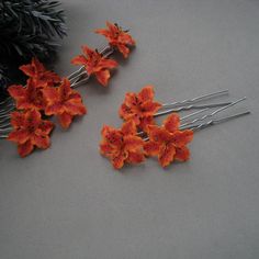 Tropical Hair Accessories, Tiger Lily Costume, Orange Hair Accessories, Boho Beach Party, Tiger Lily Flowers, Cheveux Oranges, Flower Tropical, Wedding Hairpiece, Floral Hair Pins