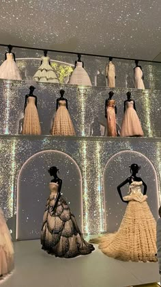 Clay Flower Mirror, Dior Museum, Uk Icon, Dior Girl, Fashion Dream Job, Flower Mirror, Clay Work, Model Aesthetic, فستان سهرة