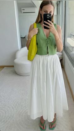 Maxi Skirt Styling, Ganni Blouse, Sleeveless Blouse Designs, Colourful Style, Old Money Outfits, Casual Chique, Personal Style Inspiration, Classy Casual Outfits, Classy Casual