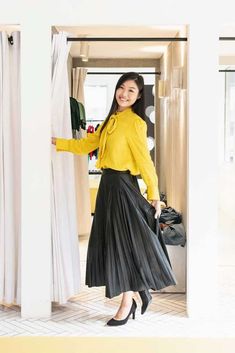 What to Wear with Pleated Skirt: Slim Fashionable Woman in Black and Yellow Skirts In The Winter, Winter Maxi Skirt Outfit, Maxi Skirt Winter, Velvet Pleated Skirt, Long Black Skirt, Pleated Skirt Short, Woman In Black, Maxi Skirt Outfits, Pleated Long Skirt