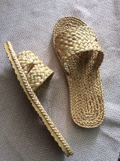 Aztec Bag, Raffia Shoes, Pineapple Bag, Straw Sandals, Etsy Embroidery, Diy Crochet Bag, Jeans Diy, Greek Sandals, Boho Bag