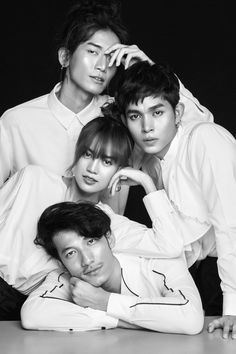 Portrait Group Photography, Official Portrait Photography, Classic Family Photos, Group Of 4 Poses, Groups Photography, Group Photo Shoot, Running Man Cast, Sibling Photography Poses, Sibling Photo Shoots