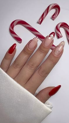 Christmas Nails 2023 Candy Cane, Christmas Nails Candycane, Candy Cain Nails, Candy Cane Nails Acrylic, Red Candy Cane Nails, Candy Cane French Tip Nails, Pre Christmas Nails, Christmas Candy Cane Nails