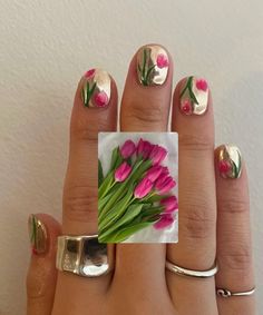 These nails feature a tulip design with silver chrome accents, perfect for a fresh and stylish summer look. Ideal for garden parties and brunches, this design is trending for Summer 2024.  🌸Click on the image to see other trending nail designs this season.  🌸Credit: nuin_____ on Instagram 🌸 short nails, summer nails, july nails, pink nails, floral nails, tulips nails, chrome nails, silver nails, simple nails, korean nails, japanese nails, pink summer nails, summer short nails, beach nails, va Short Nails Beach, Summer Nails July, Pink Nails Floral, Tulips Nails, Chrome Nails Silver, Summer Short Nails, Nails Pink Summer, Nails July, Short Nails Summer