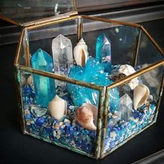 Crystal Garden Terrarium, Meditation With Crystals, Crystal Room Decor, Terrarium Wedding, Diy Terrarium, Crystal Room, Wiccan Decor, Aqua Aura Quartz, Crystal Vibes