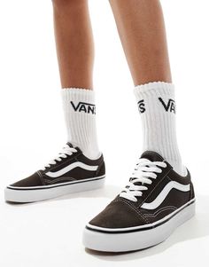 Shoes by Vans Sneaking into your wardrobe Low-profile design Lace-up fastening Padded cuff Signature Vans branding Old Skool stripe to sides Reinforced toe caps Durable rubber outsole Signature waffle tread City Break Outfit, Converse Chuck Taylor White, Flip Flop Boots, Leopard Print Baby, Vans Logo, Shorts Co Ord, Vans Shop, White Trainers, Maxi Dress Trend