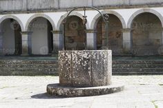 an old fountain in the middle of a courtyard