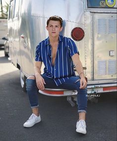 Casual Photography, Fashion Fotografie, Vintage Summer Outfits, Urban Fashion Photography, Fashion Catwalk, Summer Shirts Men, Sneakers Fashion Outfits, Men With Street Style, Outfits Hombre