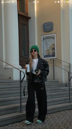 Night Street Style Outfit, Leather Jacket Winter Outfit, Street Style Leather Jacket, Jacket Winter Outfit, Leather Jacket Winter, Oversize Outfit, Green Beanie, Style Leather Jacket, Winter Fashion Outfits Casual